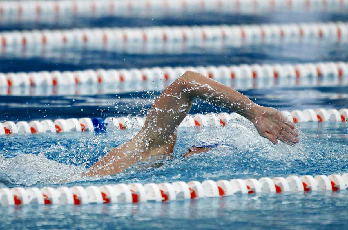 Does swimming build muscle?